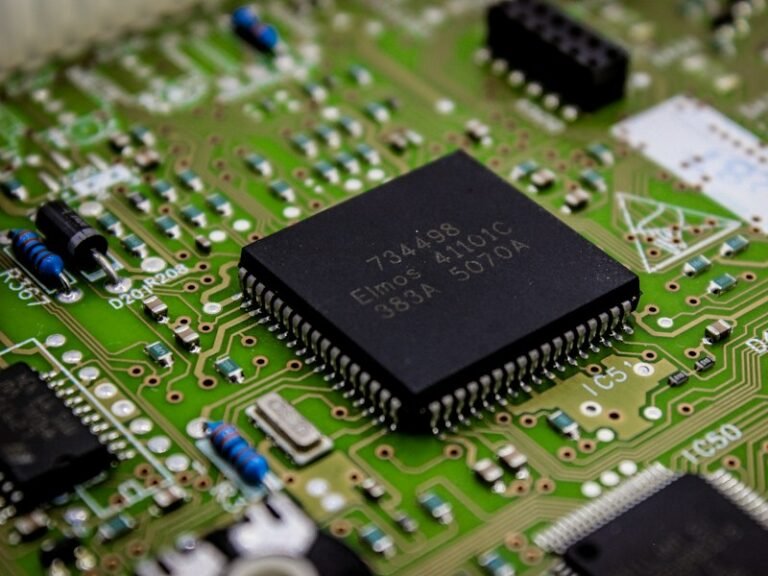 Illustrative close-up of a processor representing Oracle Google TPUs and AI cloud infrastructure